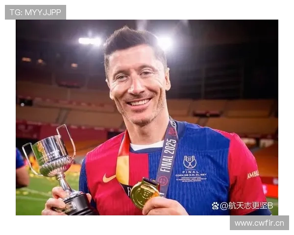 莱万佩戴防护面具恢复训练 或战毕尔巴鄂